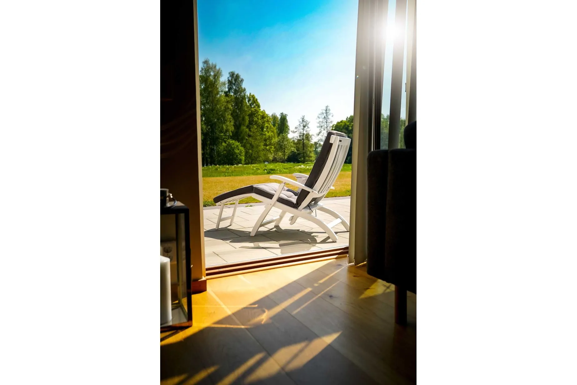 Lobby däckstol Vit inkl. bricka & regnskydd