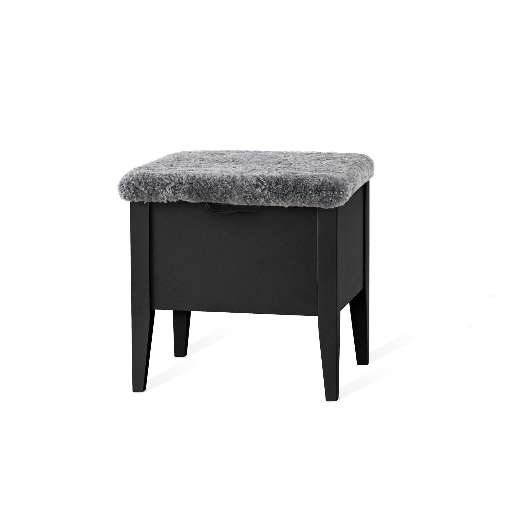 Torkelson Klinte bänk Svartlack/fårskinn 45 cm