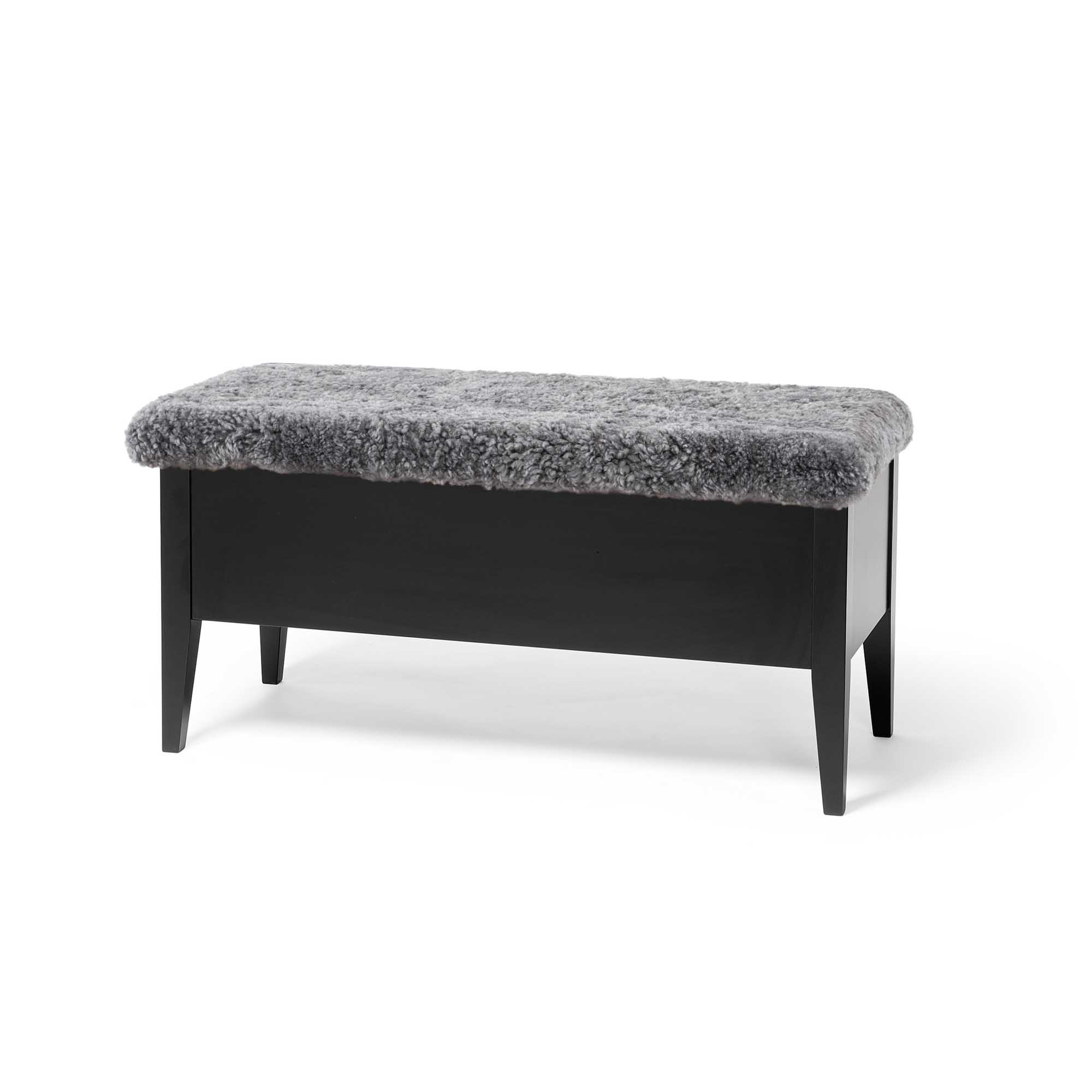 Torkelson Klinte bänk Svartlack/fårskinn 90 cm