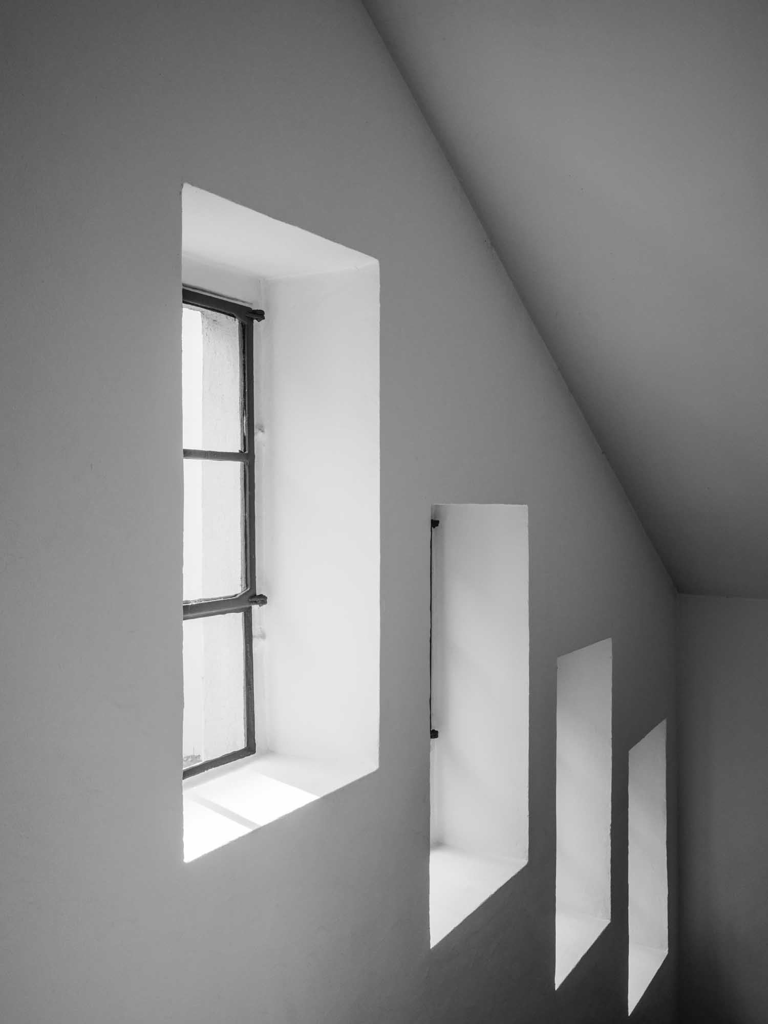 Venture Design Windows poster 30 x 40 cm Svart/vit